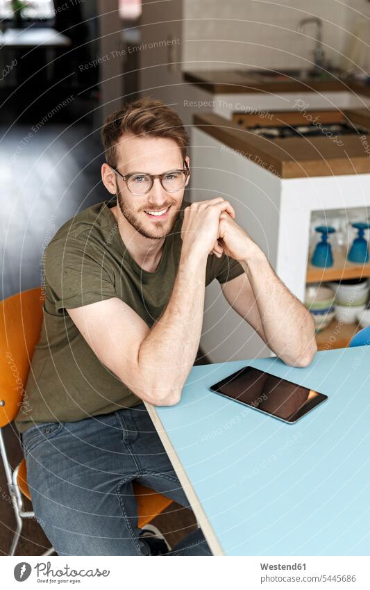 Porträt eines lächelnden Mannes mit Tablette in der heimischen Küche Tablet Computer Tablet-PC Tablet PC iPad Tablet-Computer Zuhause zu Hause daheim Küchen