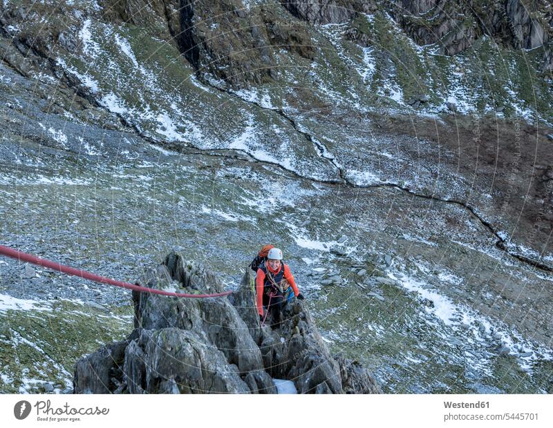 UK, Nordwales, Snowdonia, Ogwen, Cneifion Rib, Bergsteiger Alpinisten Frau weiblich Frauen klettern steigen Bergsteigen Alpinismus Sport Erwachsener erwachsen