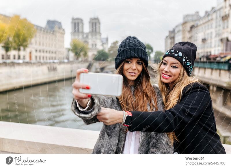 Frankreich, Paris, Touristen machen Selfie mit Handy Freundinnen Selfies Freunde Freundschaft Kameradschaft Herbst Touristin fotografieren Frau weiblich Frauen