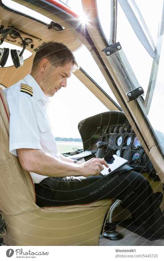 Pilot mit Tablett im Cockpit eines Hubschraubers Tablet Computer Tablet-PC Tablet PC iPad Tablet-Computer Piloten Helikopter Rechner Verkehrswesen