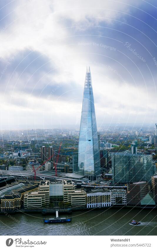 Großbritannien, London, Stadtbild mit Themse und Scherbe Wolke Wolken Aussicht Ausblick Ansicht Überblick bewölkt Bewölkung bedeckt Bewoelkung wolkig bewoelkt