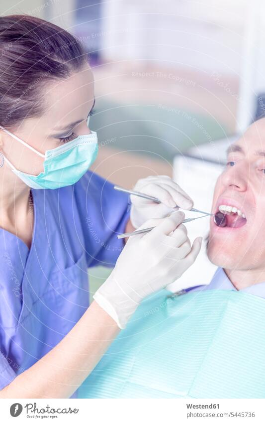 Patient, der beim Zahnarzt behandelt wird Behandlung Krankenbehandlung Krankenbehandlungen Behandlungen Zahnärztin Zahnärztinnen Dentistin Zahnaerztinnen