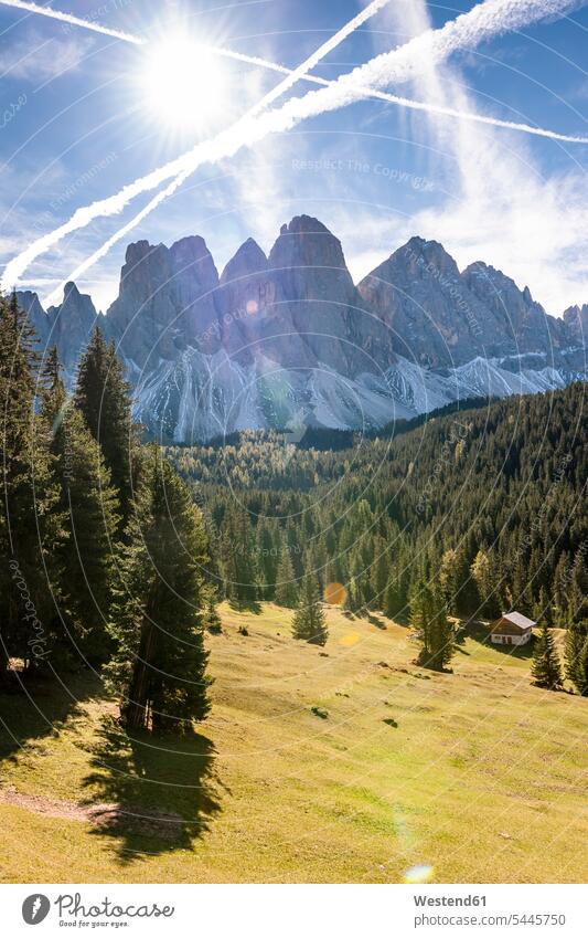 Italien, Südtirol, Villnösser Tal, Geisler-Gruppe Wolke Wolken Villnößtal Villnoesstal Val di Funes Himmel Reise Travel Baum Bäume Baeume Landschaft
