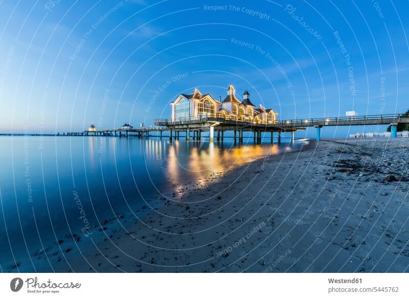 Deutschland, Rügen, Sellin, Blick auf beleuchtete Seebrücke bei Sonnenuntergang Meeresufer Ostseeinsel Ostseeinseln Außenaufnahme draußen im Freien Architektur