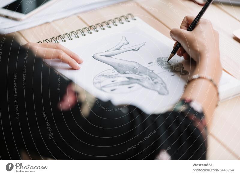 Handzeichnung einer Frau weiblich Frauen zeichnen Zeichnung Skizzenbuch Skizzenbücher Skizzenbuecher Hände Erwachsener erwachsen Mensch Menschen Leute People