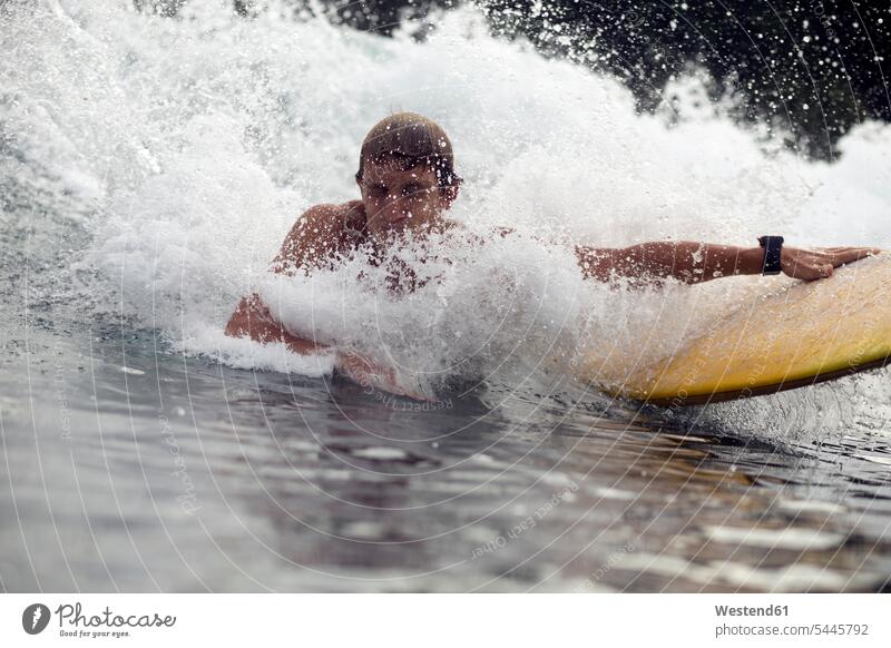 Indonesien, Java, Wasserplätschern beim Surfen Surfbrett Surfbretter surfboard surfboards Meer Meere Surfer Wellenreiter Surfing Wellenreiten Wassersport Sport