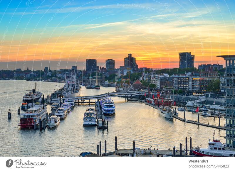 Deutschland, Hamburg, Blick auf den Niederhafen und das Elbufer bei Sonnenuntergang Wolke Wolken Abendlicht abendliches Licht Gebäude Sonnenuntergänge