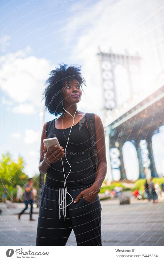 USA, New York City, Brooklyn, Frau hört Musik an der Manhattan Bridge hören hoeren weiblich Frauen Erwachsener erwachsen Mensch Menschen Leute People Personen