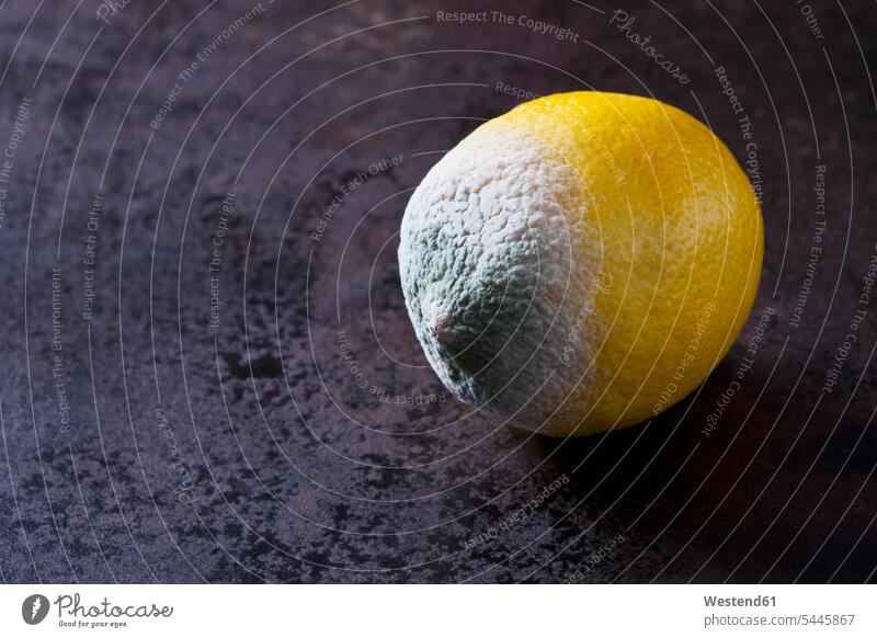 Gießen von Zitrone auf rostigem Boden Ekel angeekelt Abscheu eklig ekelig abstoßend abstossend Vergänglichkeit vergänglich Zitronen Textfreiraum Metall Metalle