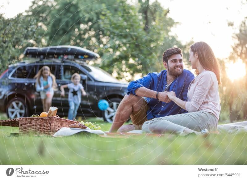 Fröhliches Picknick beim Roadtrip glücklich Glück glücklich sein glücklichsein Wiese Wiesen Autoreise Pause Pause machen picknicken Ausflug Ausflüge Kurzurlaub