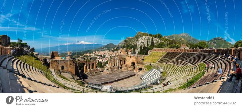 Italien, Sizilien, Taormina, Teatro Greco mit dem Ätna im Hintergrund Touristenattraktion Touristenattraktionen Bühne Bühnen Außenaufnahme draußen im Freien