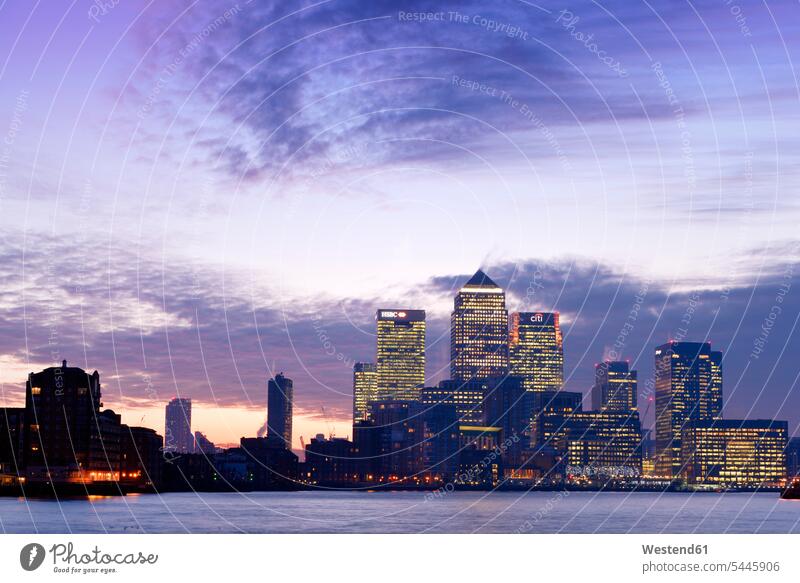 Großbritannien, London, Skyline mit Canary Wharf-Hochhäusern im Morgengrauen morgens früh Frühe beleuchtet Beleuchtung Flussufer Fluesse Fluß Flüsse