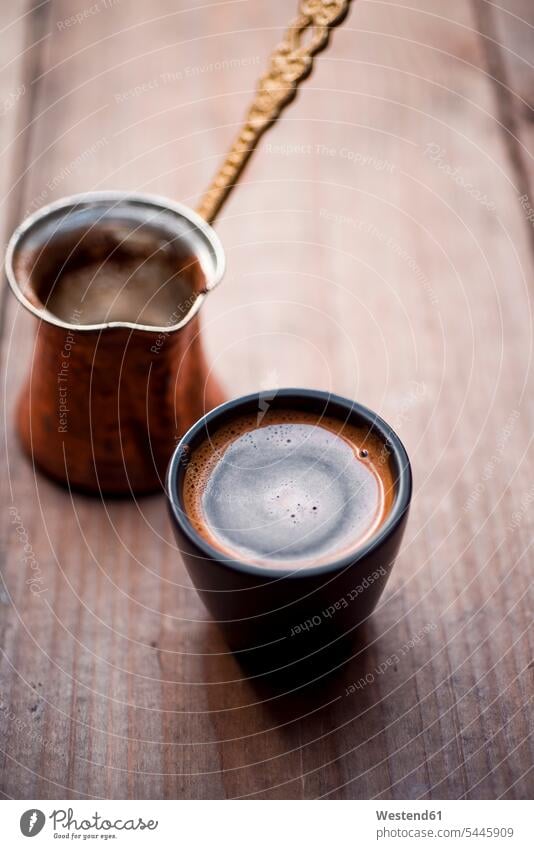 Traditioneller türkischer Kaffee Becher hölzern zubereitet Spezialität Heißgetränk Heissgetraenk Heissgetraenke Heißgetränke servierfertig angerichtet