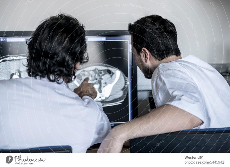 Zwei Ärzte besprechen Röntgenbild am Computerbildschirm Roentgenbild Roentgenbilder Röntgenaufnahmen Roentgenaufnahmen Röntgenbilder diskutieren Besprechung