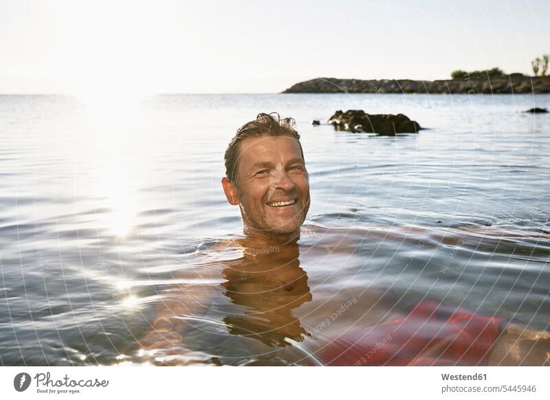 Porträt eines lächelnden Mannes beim Baden im Meer Meere baden Männer männlich Gewässer Wasser Erwachsener erwachsen Mensch Menschen Leute People Personen