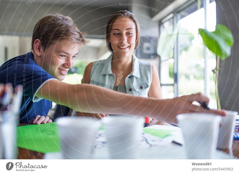 Junge und Mädchen untersuchen Pflanze lächeln lernen Schüler Schulkind Bildung Zuhause Freizeitkleidung Freunde Tag Schülerin Innenaufnahme Biologie Becher