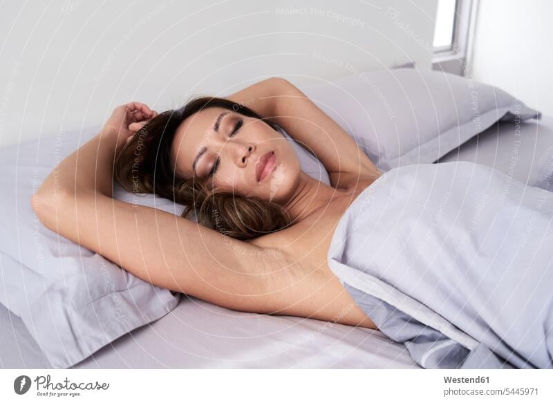 Porträt einer Frau, die ohne Pyjama im Bett schläft nackt unbekleidet nackte nacktes nackter Nacktheit Betten Portrait Porträts Portraits schlafen schlafend