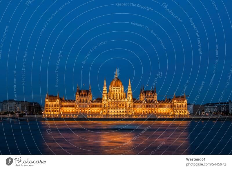 Ungarn, Budapest, Ungarisches Parlamentsgebäude an der Donau bei Nacht Hauptstadt Hauptstaedte Hauptstädte Reiseziel Reiseziele Urlaubsziel Beleuchtung