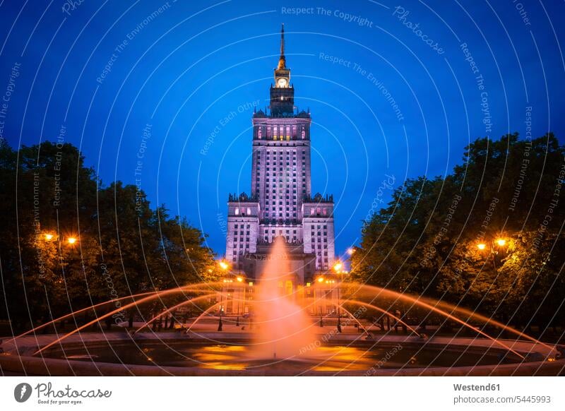 Polen, Warschau, Palast der Kultur und Wissenschaft bei Nacht und Springbrunnen im Swietokrzyski-Park beleuchtet Beleuchtung Außenaufnahme draußen im Freien