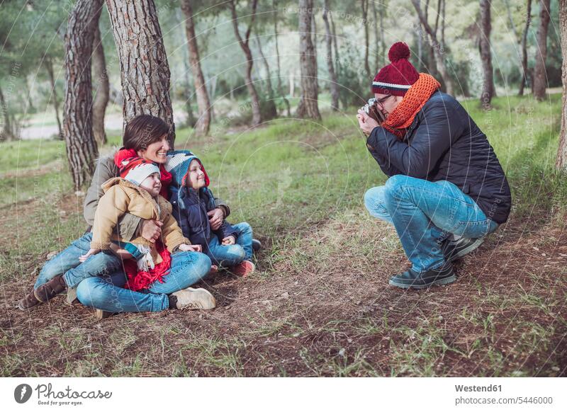 Vater macht ein Foto von seiner Familie im Wald glücklich Glück glücklich sein glücklichsein lächeln fotografieren Familien Junge Buben Knabe Jungen Knaben