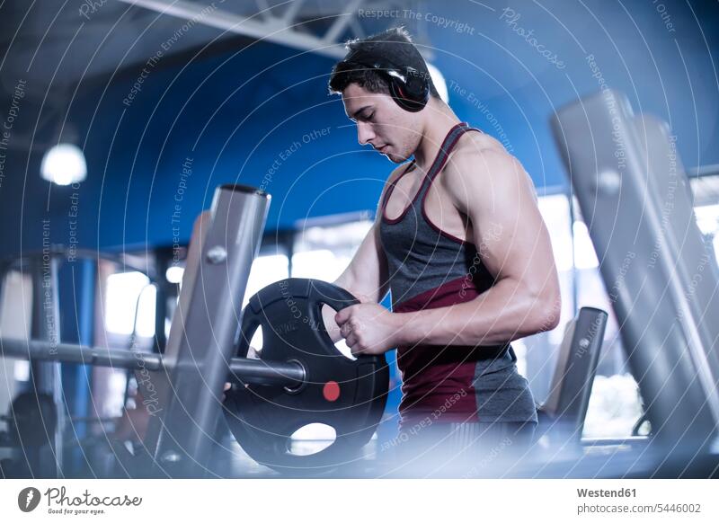 Athlet, der sich auf Bankdrücken vorbereitet trainieren Mann Männer männlich Fitnessstudio Fitnessclubs Fitnessstudios Turnhalle Erwachsener erwachsen Mensch
