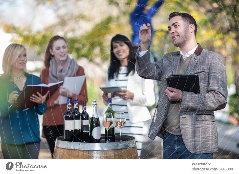 Verkaufspersonal bereitet Weinverkaufsveranstaltung auf Weingut vor verkaufen Fachverkäufer Verkäufer Marketing Anweisung Anweisungen Verkäuferin Weingüter