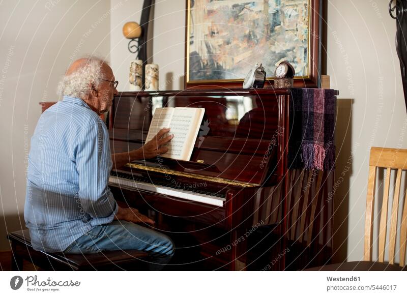 Älterer Mann spielt Klavier im Altenheim Piano Pianos Klaviere Altersheim Seniorenheim Klavierspielen Klavier spielen ältere Männer älterer Mann musizieren