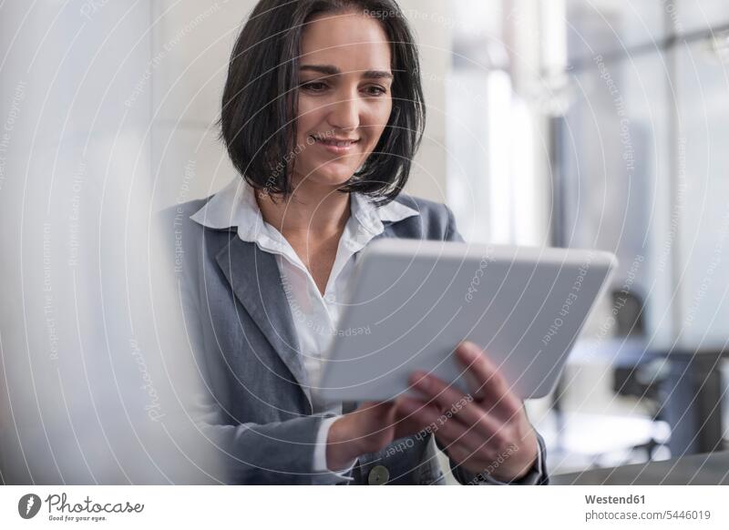 Geschäftsfrau mit digitalem Tablet im Büro Geschäftsfrauen Businesswomen Businessfrauen Businesswoman Tablet Computer Tablet-PC Tablet PC iPad Tablet-Computer
