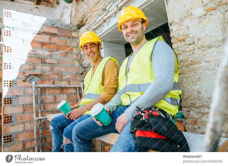 Bauarbeiter bei einer Kaffeepause auf der Baustelle lächeln Baustellen Pause Kollegen Arbeitskollegen Konstruktion konstruieren bauen Baugewerbe Handwerker