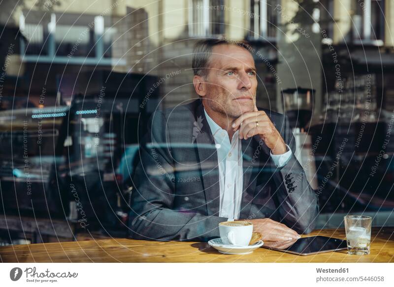 Seriöser Geschäftsmann im Cafe, der aus dem Fenster schaut Businessmann Businessmänner Geschäftsmänner ernst Ernst Ernsthaftigkeit ernsthaft Tablet