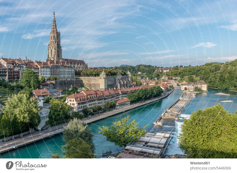 Schweiz, Bern, Stadtbild mit Münster und Aare von Kirchenfeldbrücke aus gesehen Textfreiraum Aussicht Ausblick Ansicht Überblick Gebäude Außenaufnahme draußen