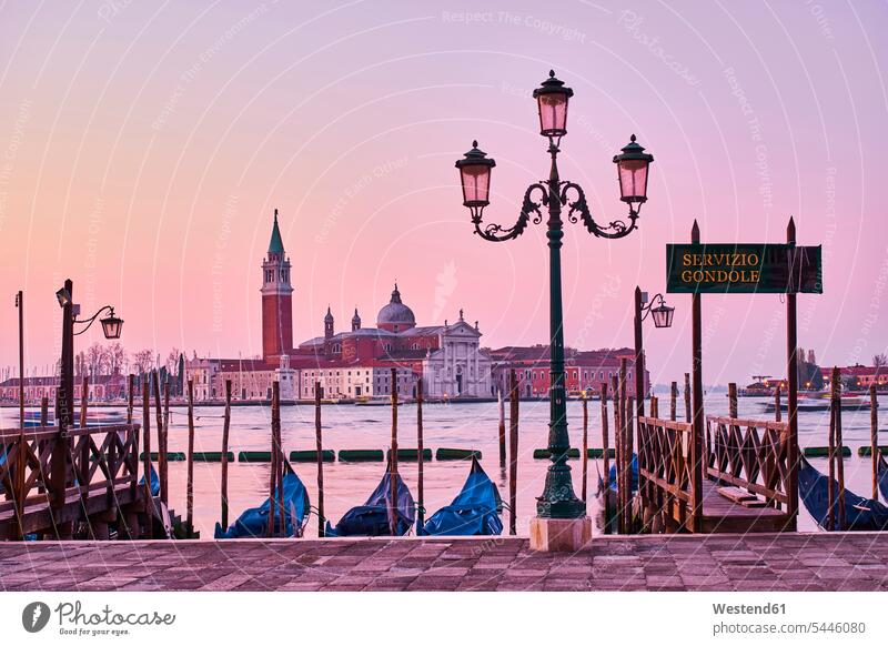Italien, Venedig, Blick vom Markusplatz auf die Giudecca mit Gondeln Sehenswürdigkeit Sehenwürdigkeiten sehenswert historisch Textfreiraum morgens Morgen früh