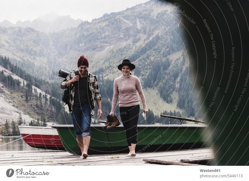 Österreich, Tirol, Alpen, Paar beim Spaziergang auf dem Steg am Bergsee Pärchen Paare Partnerschaft See Seen gehen gehend geht Mensch Menschen Leute People