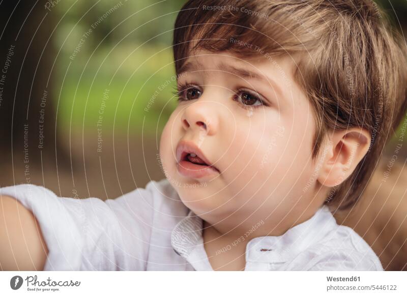 Porträt eines unglücklichen Kleinkindes mit Tränen in den Augen Junge Buben Knabe Jungen Knaben männlich Portrait Porträts Portraits Kind Kinder Kids Mensch