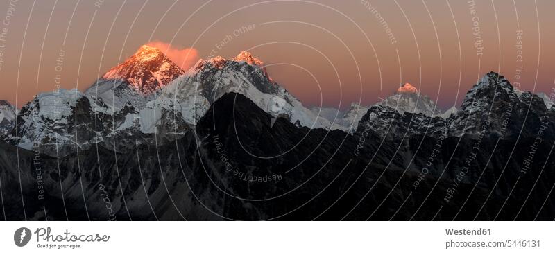 Nepal, Himalaya, Khumbu, Everest-Region, Sonnenuntergang am Everest und Nuptse Panorama Außenaufnahme draußen im Freien Stimmungsvoller Himmel imposant