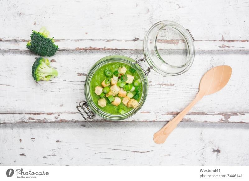 Brokkoli-Suppe, Croutons Erhöhte Ansicht Erhöhte Ansichten Gesunde Ernährung Ernaehrung Gesunde Ernaehrung Gesundheit gesund zubereitet servierfertig