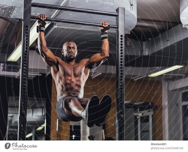 Sportler macht Liegestütze im Fitnessstudio Muskeln muskulös Klimmzug Klimmzuege Klimmzüge machen athletisch Fitnessclubs Fitnessstudios Turnhalle trainieren