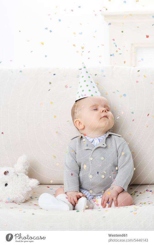 Bildnis eines kleinen Jungen mit geschlossenen Augen und Papierhut Konfetti Confetti männliche Babys männliches Baby männliche Babies Säuglinge Kind Kinder
