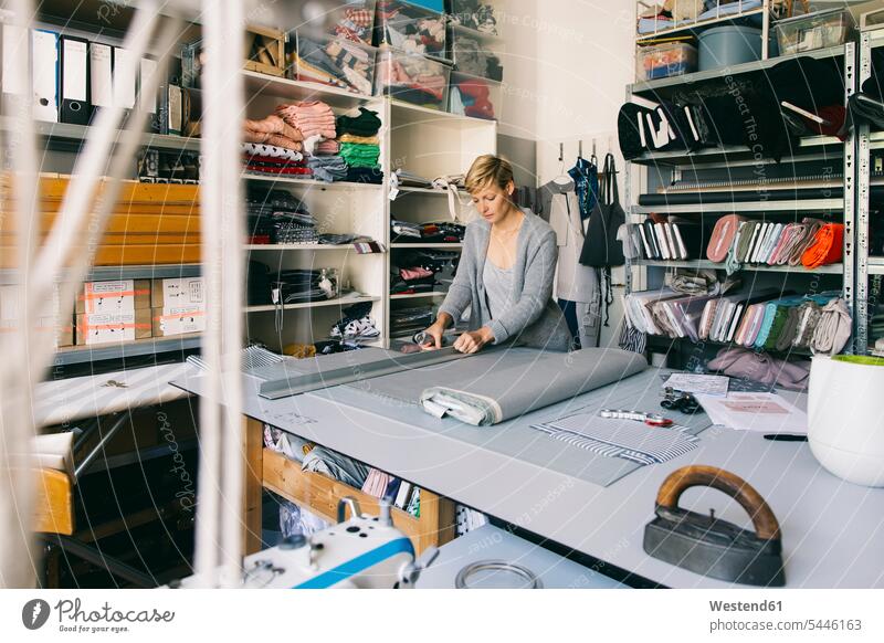 Modedesignerin, die im Atelier an einer Vorlage arbeitet arbeiten Arbeit Frau weiblich Frauen Schneiderin Schneiderinnen Erwachsener erwachsen Mensch Menschen