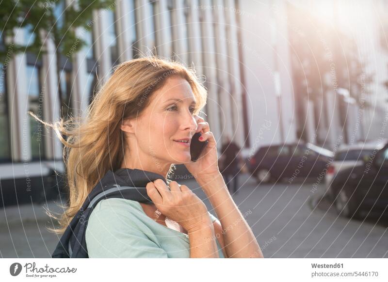 Porträt einer Frau am Handy in der Stadt Portrait Porträts Portraits telefonieren anrufen Anruf telephonieren Geschäftsfrau Geschäftsfrauen Businesswomen