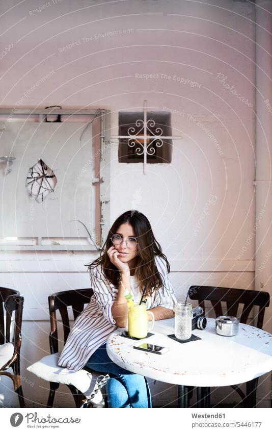Porträt einer jungen Frau, die in einem Café sitzt sitzen sitzend weiblich Frauen Portrait Porträts Portraits Cafe Kaffeehaus Bistro Cafes Kaffeehäuser