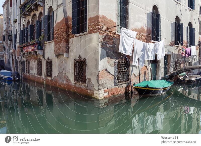 Italien, Venedig, Boot auf dem Kanal und Wäscherei im Haus Fenster heruntergekommen Außenaufnahme draußen im Freien Architektur Baukunst Stadt staedtisch