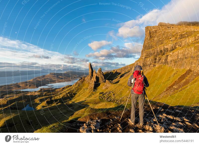 Großbritannien, Schottland, Innere Hebriden, Isle of Skye, Trotternish, Touristen, die in der Nähe von The Storr fotografieren Küste Küstenlandschaft Reise