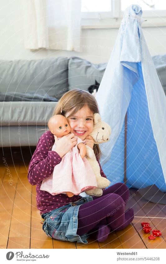 Porträt eines glücklichen kleinen Mädchens mit ihren Spielsachen zu Hause weiblich Portrait Porträts Portraits spielen Spielzeug Kind Kinder Kids Mensch