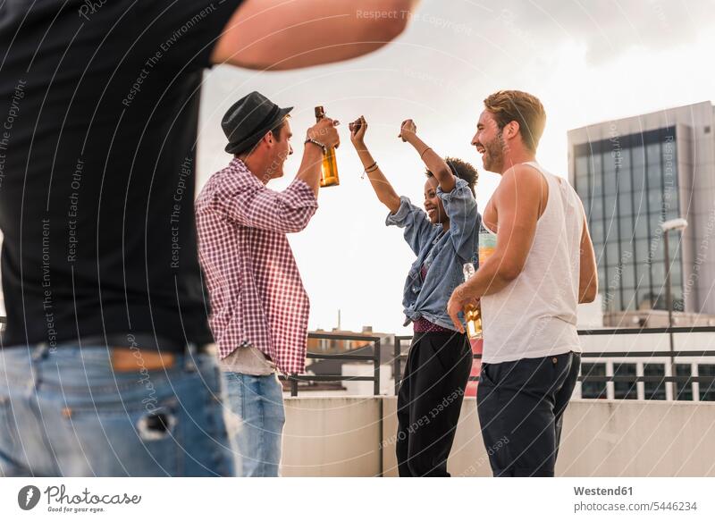 Freunde feiern eine Party auf dem Dach trinken Parties Partys Spaß Spass Späße spassig Spässe spaßig tanzen tanzend Bier Dachterrasse Dachterrassen Freundschaft