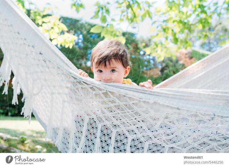 Spanien, Baby Girl entspannt sich im Sommer in einer Hängematte im Garten Freizeit Muße niedlich süss süß putzig liegen liegend liegt Sommerzeit sommerlich