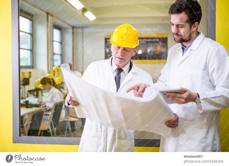 Zwei Ingenieure in der Fabrik sehen sich den Plan an Pläne Fabriken Kollegen Arbeitskollegen Technik Techniken Technologie Industrie industriell Gewerbe
