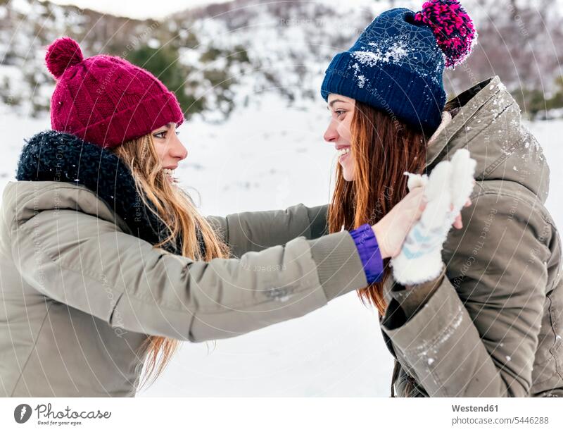 Zwei beste Freunde spielen Kämpfe im Schnee Freundinnen Winter winterlich Winterzeit lächeln Spaß Spass Späße spassig Spässe spaßig Freundschaft Kameradschaft