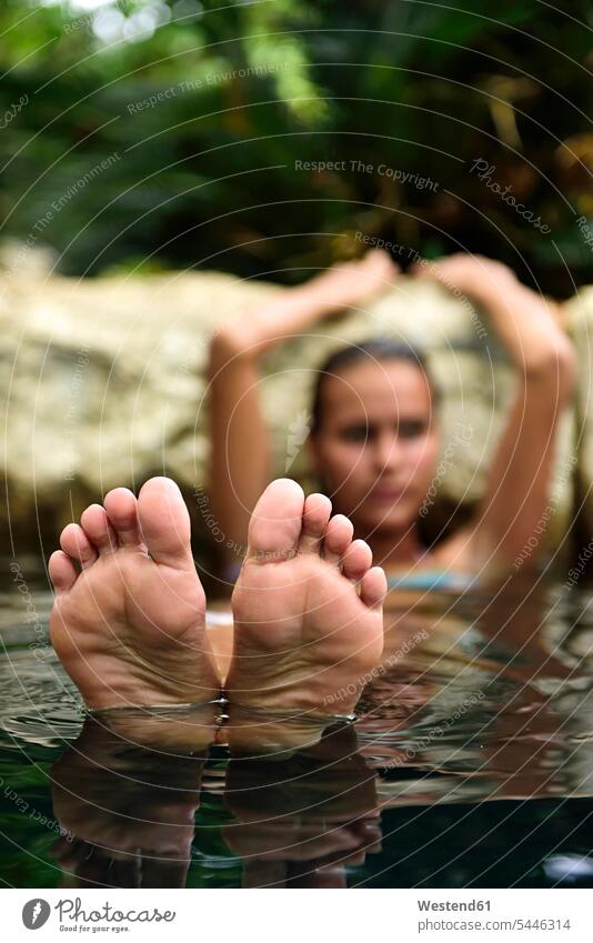 Füße einer jungen Frau beim Entspannen im Naturpool weiblich Frauen entspannt entspanntheit relaxt Wasser Erwachsener erwachsen Mensch Menschen Leute People