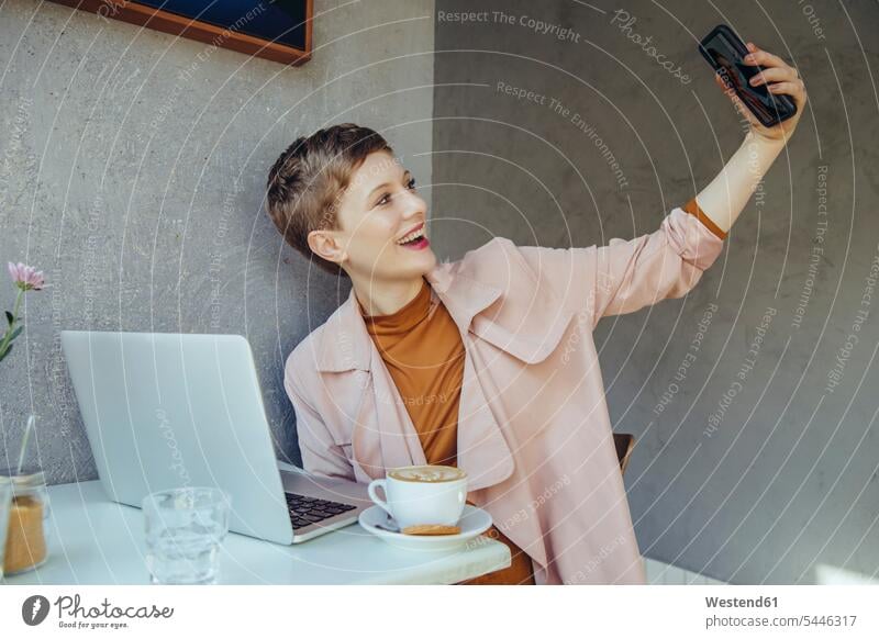 Frau macht ein Selfie mit ihrem Laptop in einem Cafe Handy Mobiltelefon Handies Handys Mobiltelefone Selfies Notebook Laptops Notebooks weiblich Frauen
